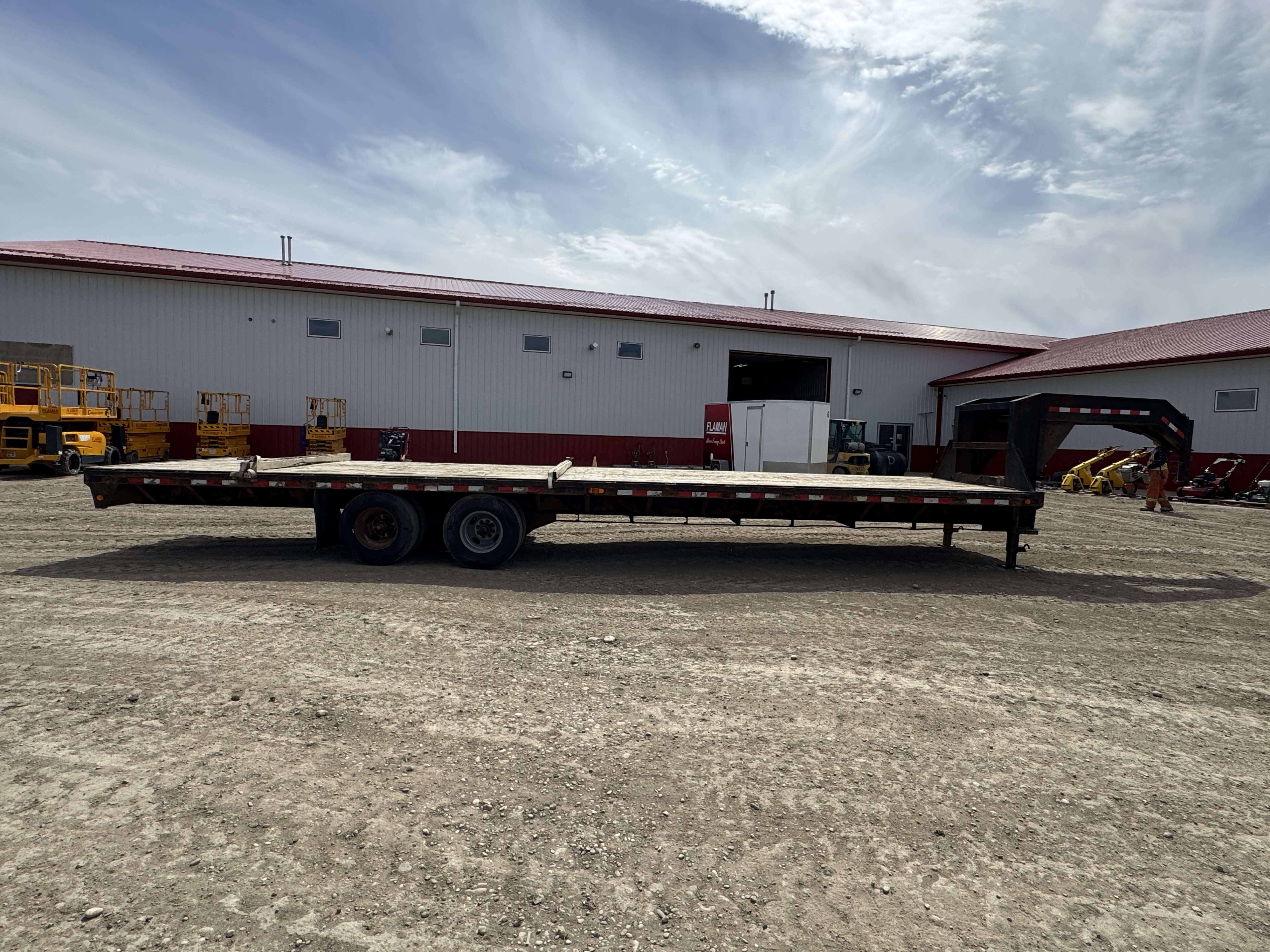 2014 PJ 8'6" x 30' Gooseneck Flat Deck