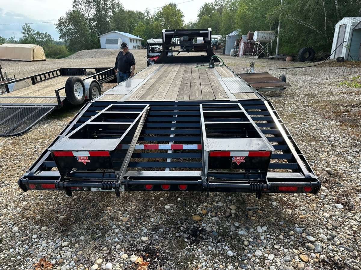 2020 PJ Gooseneck 25' Beavertail Flat Deck