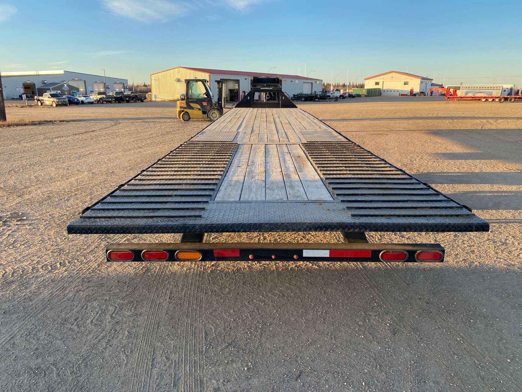 2022 Diamond C FMAX 8'6" x 44' Gooseneck Flat Deck