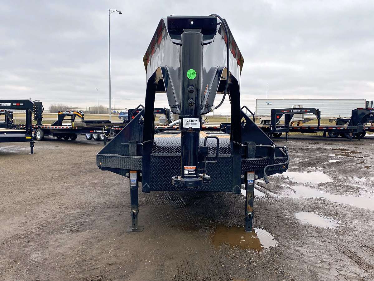 2024 Diamond C 38' Hydraulic Dovetail Gooseneck