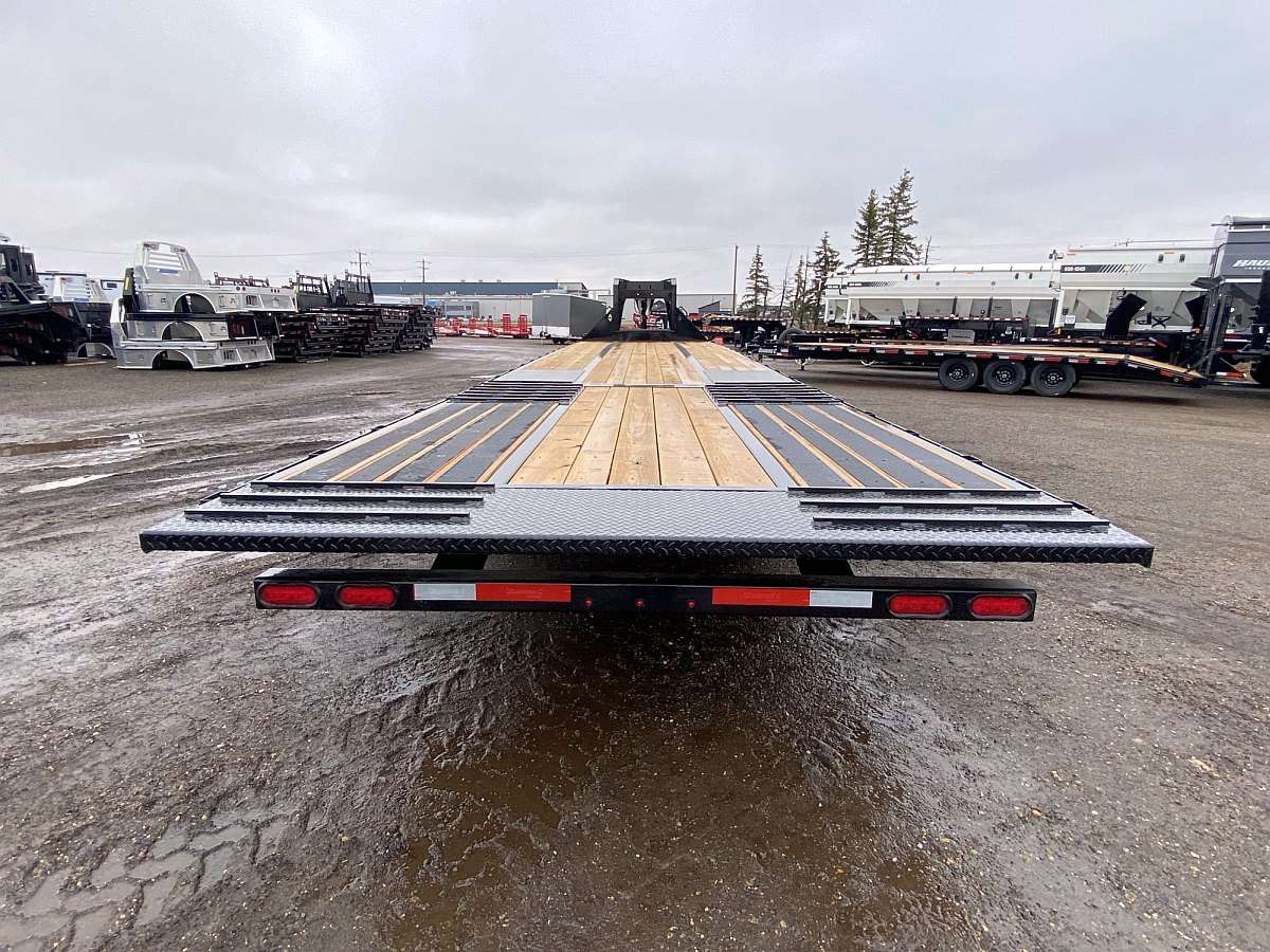 2024 Diamond C 38' Hydraulic Dovetail Gooseneck