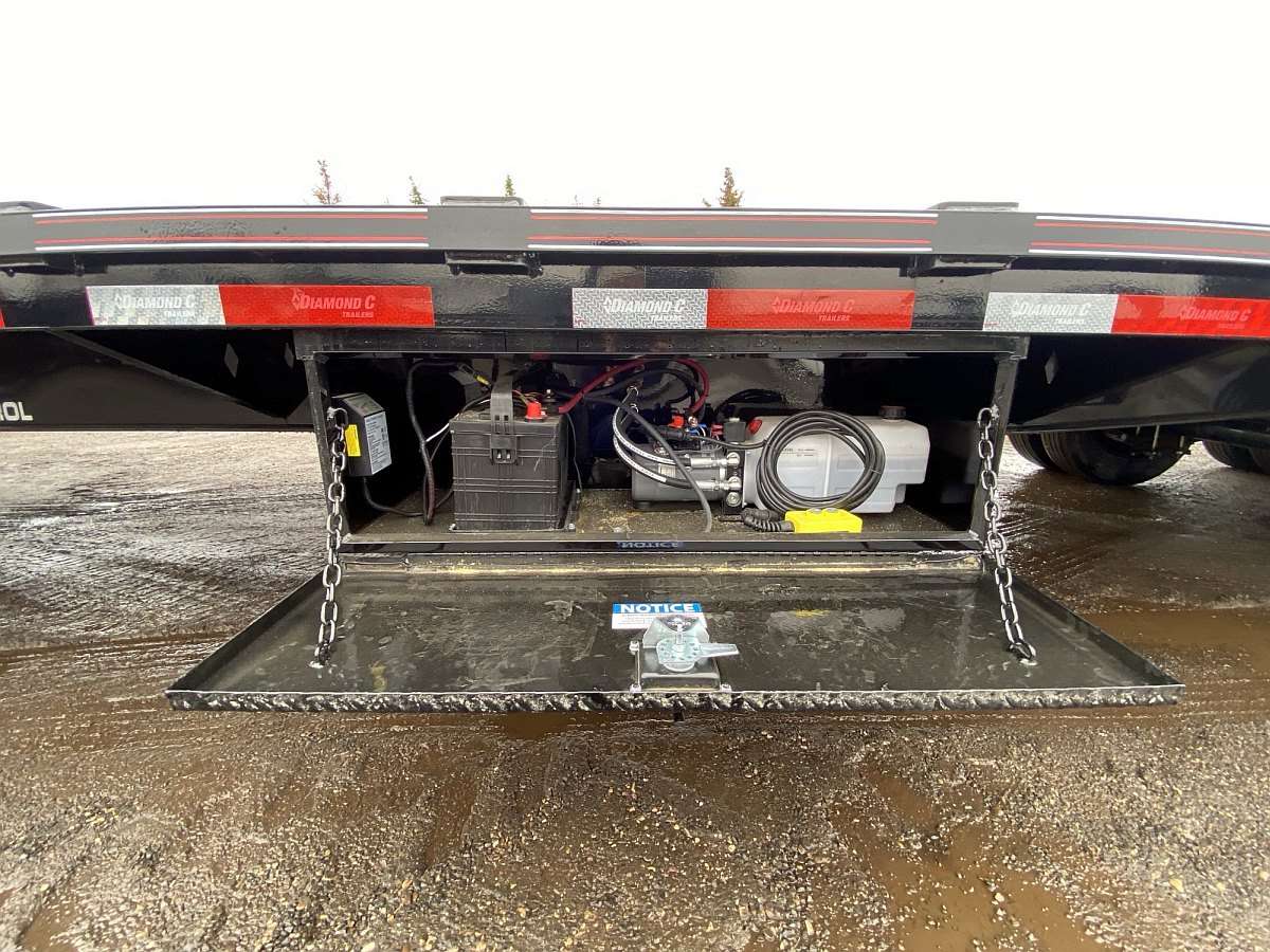 2024 Diamond C 38' Hydraulic Dovetail Gooseneck