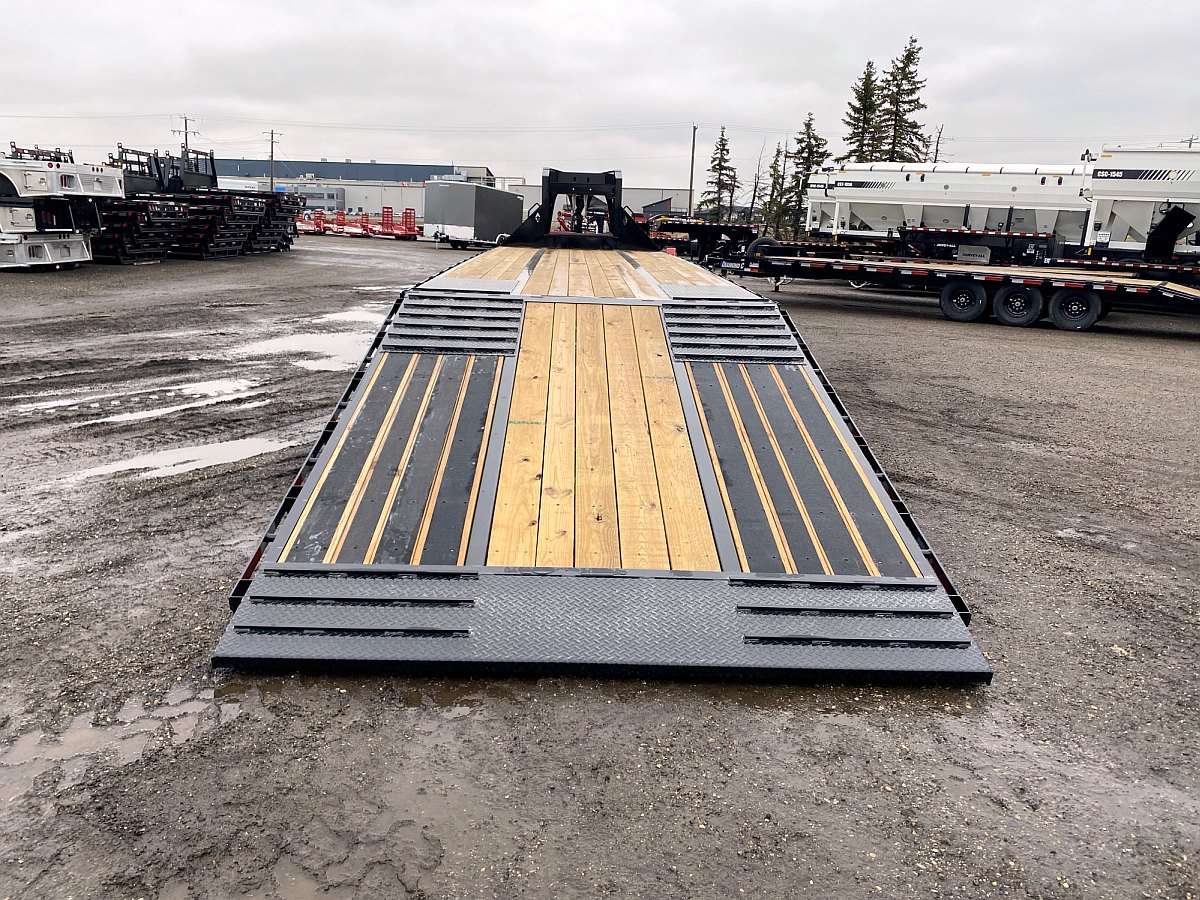 2024 Diamond C 38' Hydraulic Dovetail Gooseneck