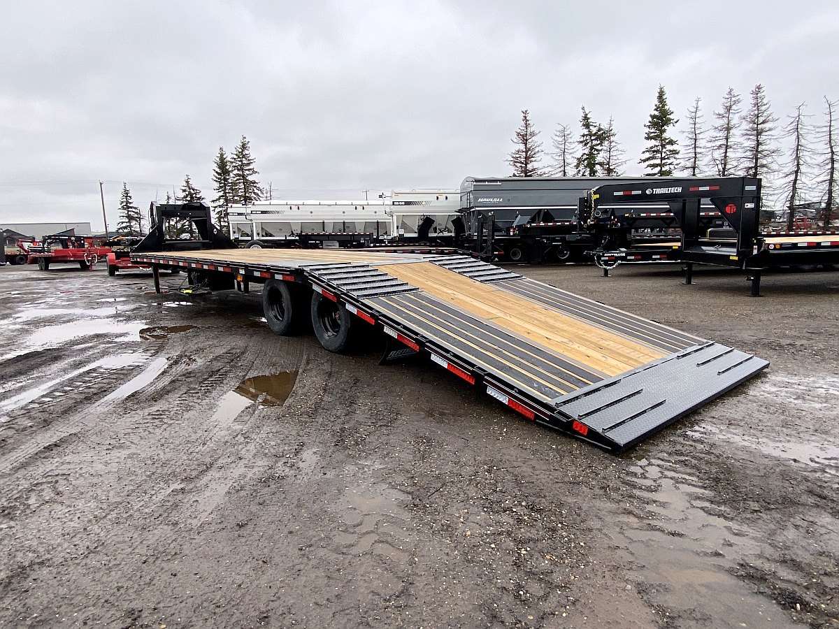 2024 Diamond C 38' Hydraulic Dovetail Gooseneck