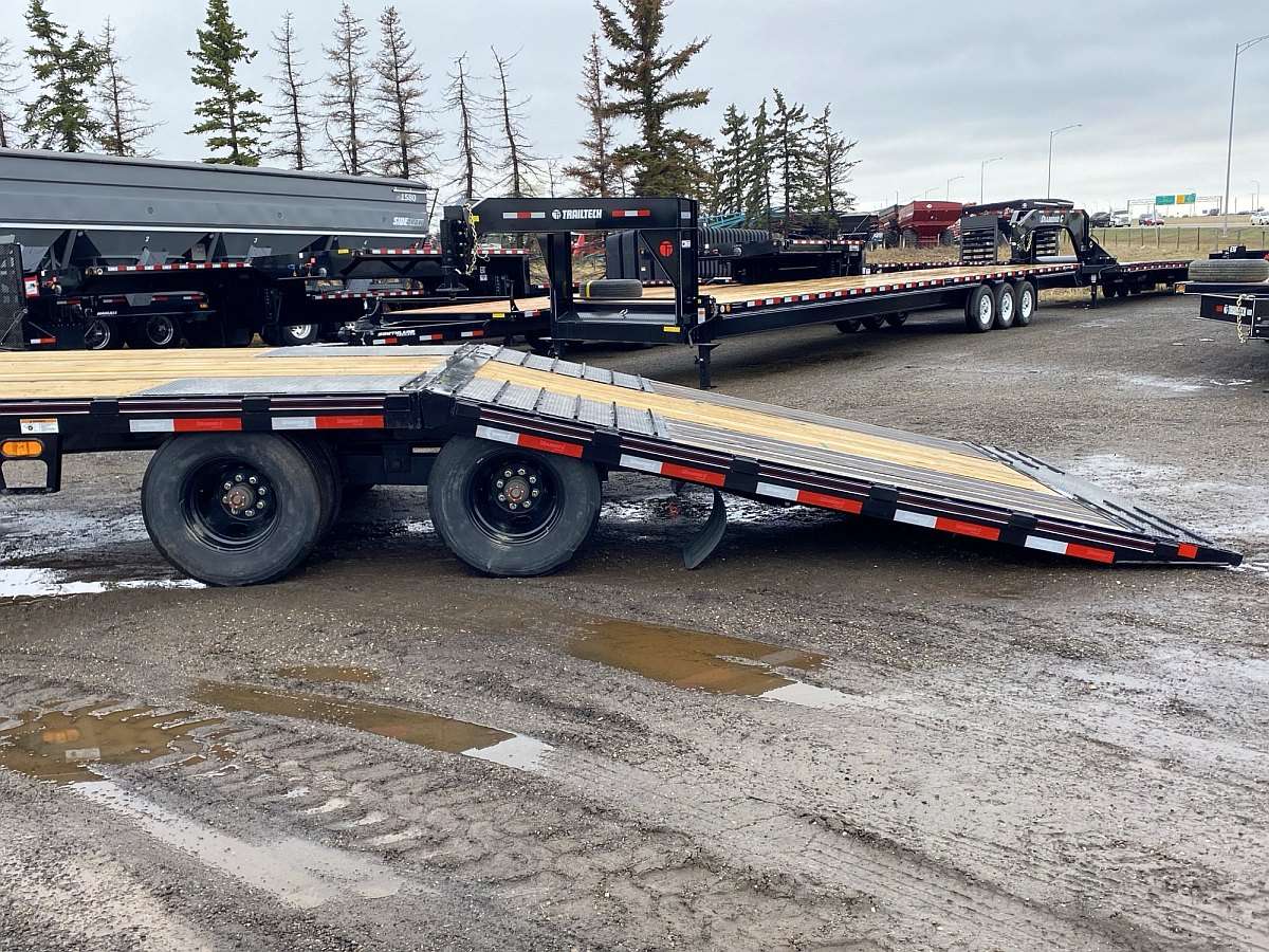 2024 Diamond C 38' Hydraulic Dovetail Gooseneck