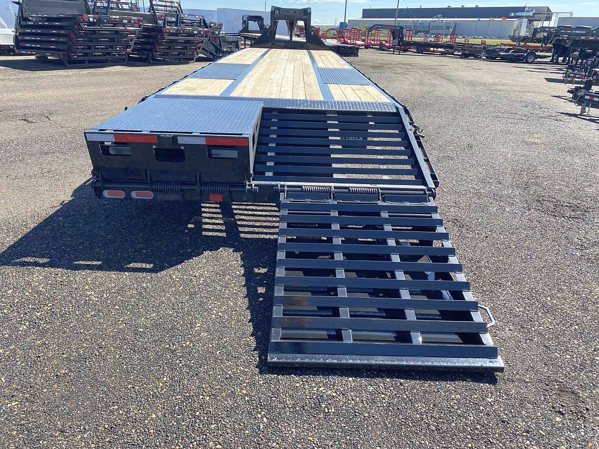 2024 Diamond C FMAX216- 38' Gooseneck Trailer