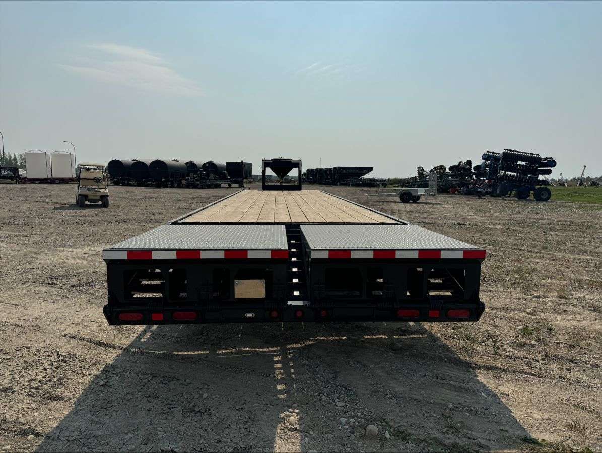 2024 Norbert FDG 8'4" x 35' Gooseneck Beavertail Flat Deck