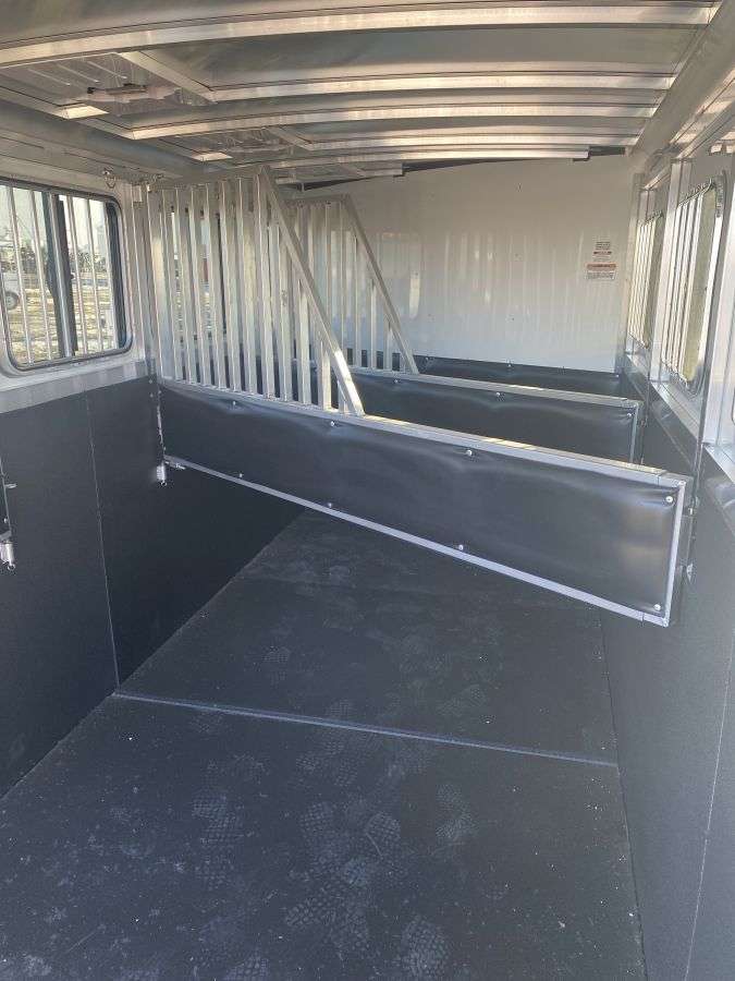 2024 Sundowner Super Sport 6'9" x 18'6" 4-Horse Gooseneck