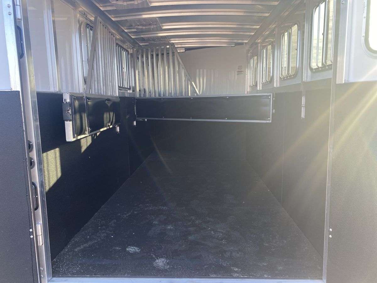 2024 Sundowner Super Sport 6'9" x 18'6" 4-Horse Gooseneck