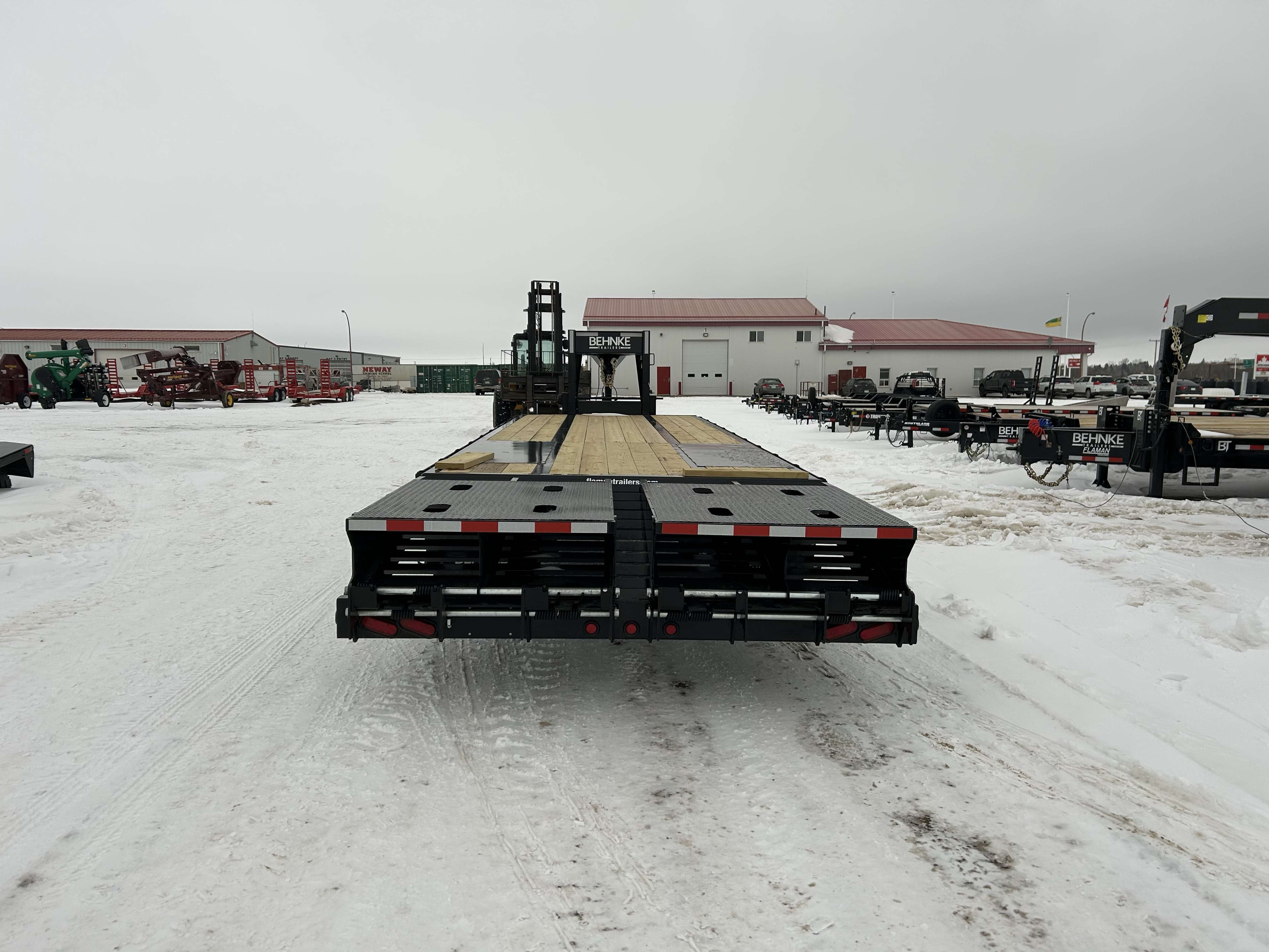 2025 Behnke FB 8'6" x 30' Gooseneck Beavertail Flat Deck