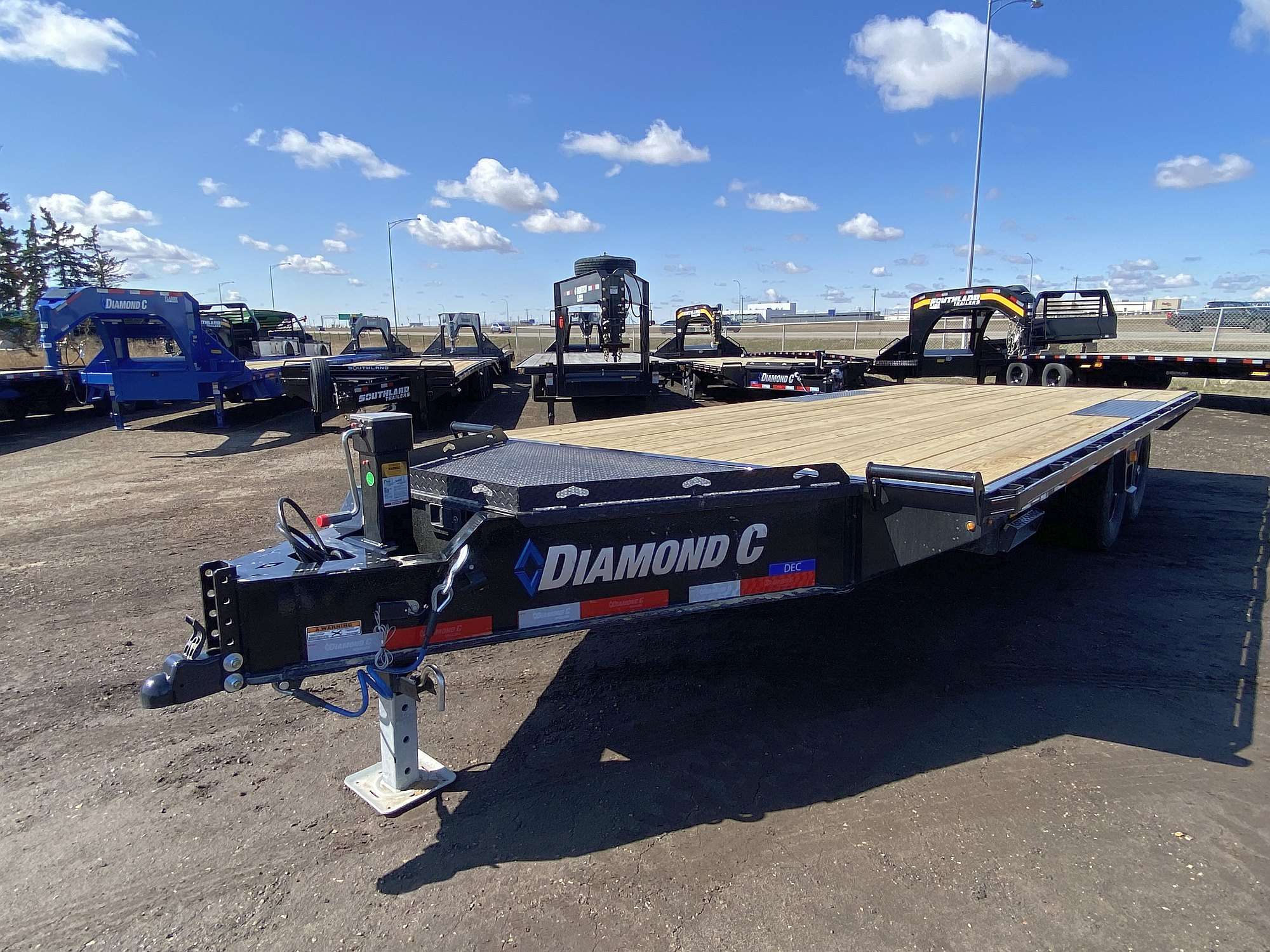 2025 Diamond C 20' Deck-Over Trailer