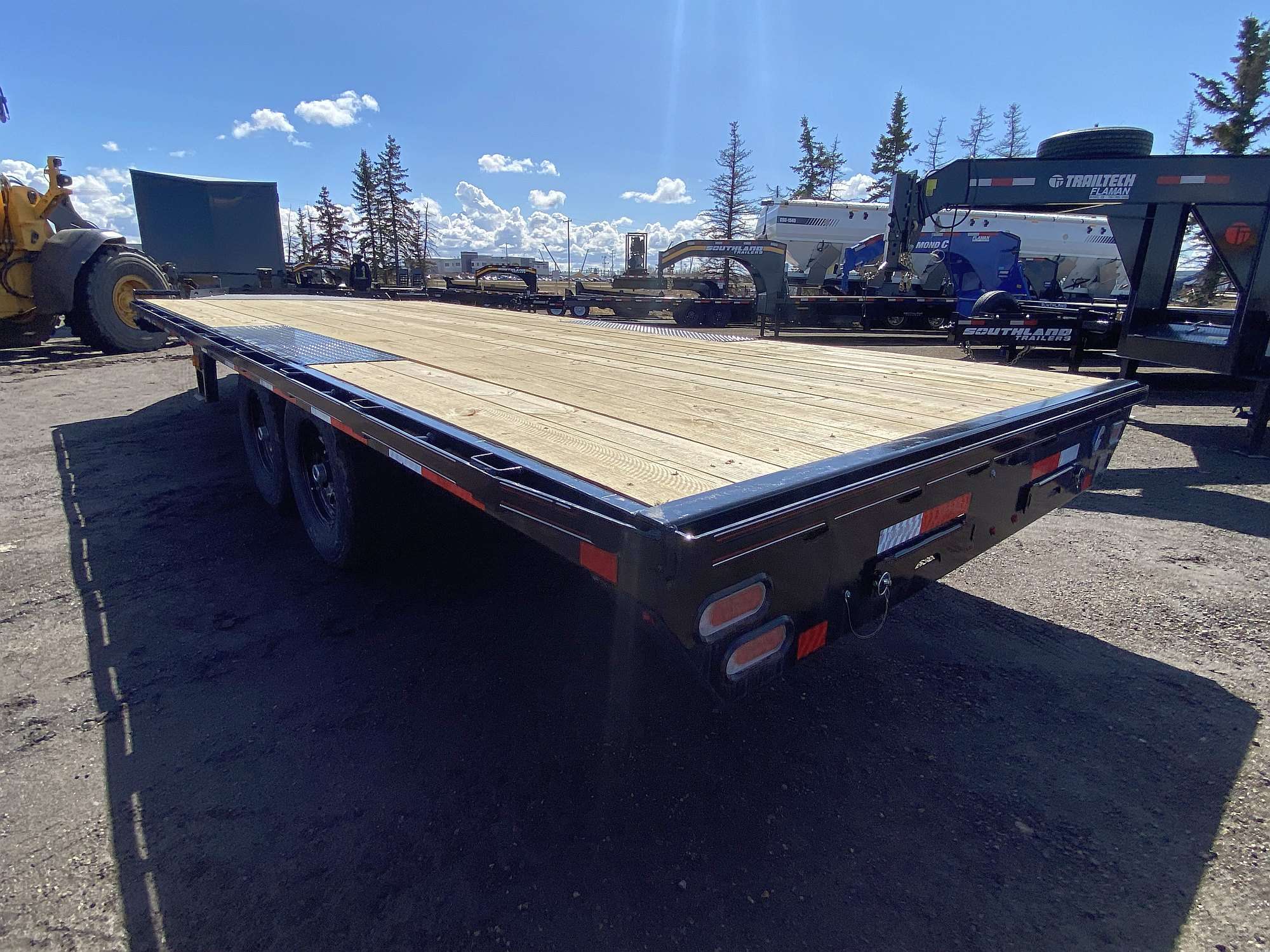 2025 Diamond C 20' Deck-Over Trailer