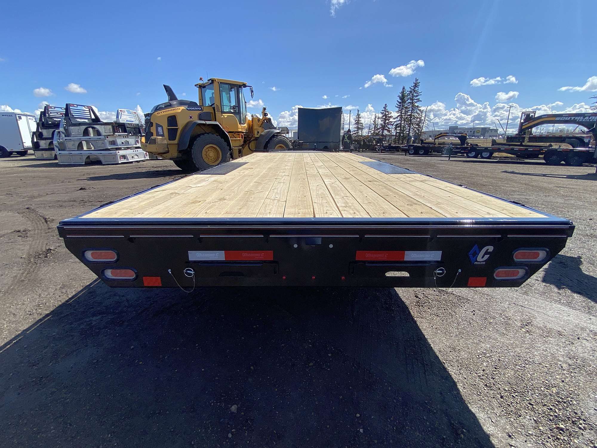 2025 Diamond C 20' Deck-Over Trailer