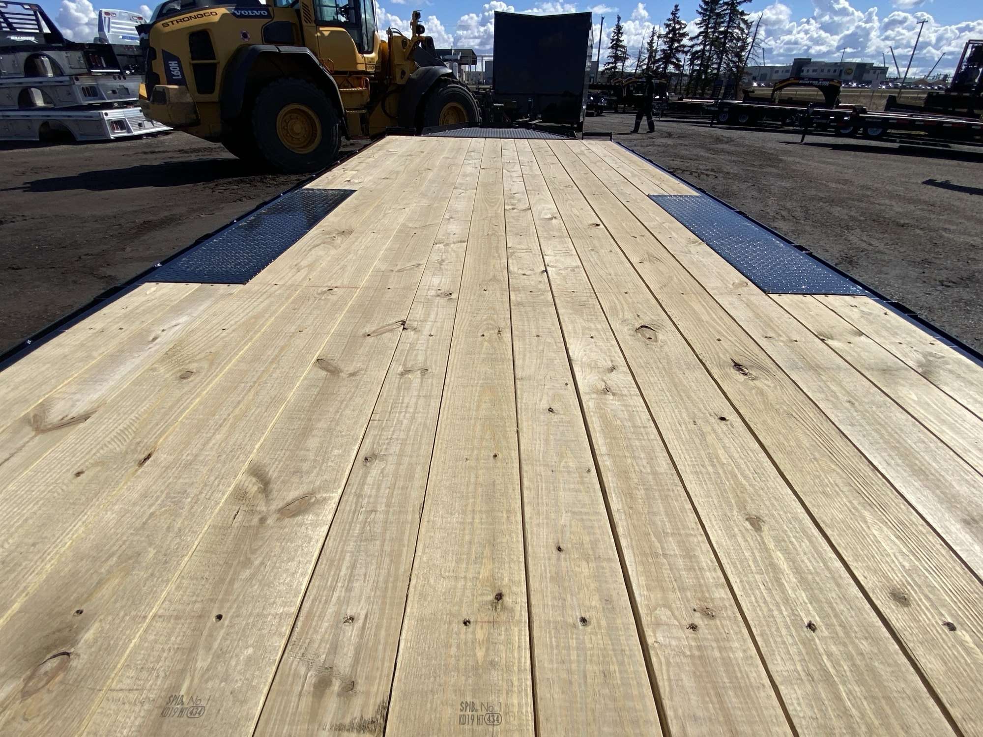 2025 Diamond C 20' Deck-Over Trailer