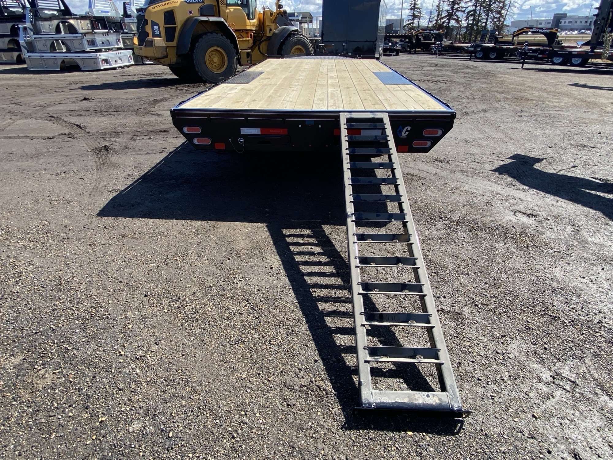 2025 Diamond C 20' Deck-Over Trailer