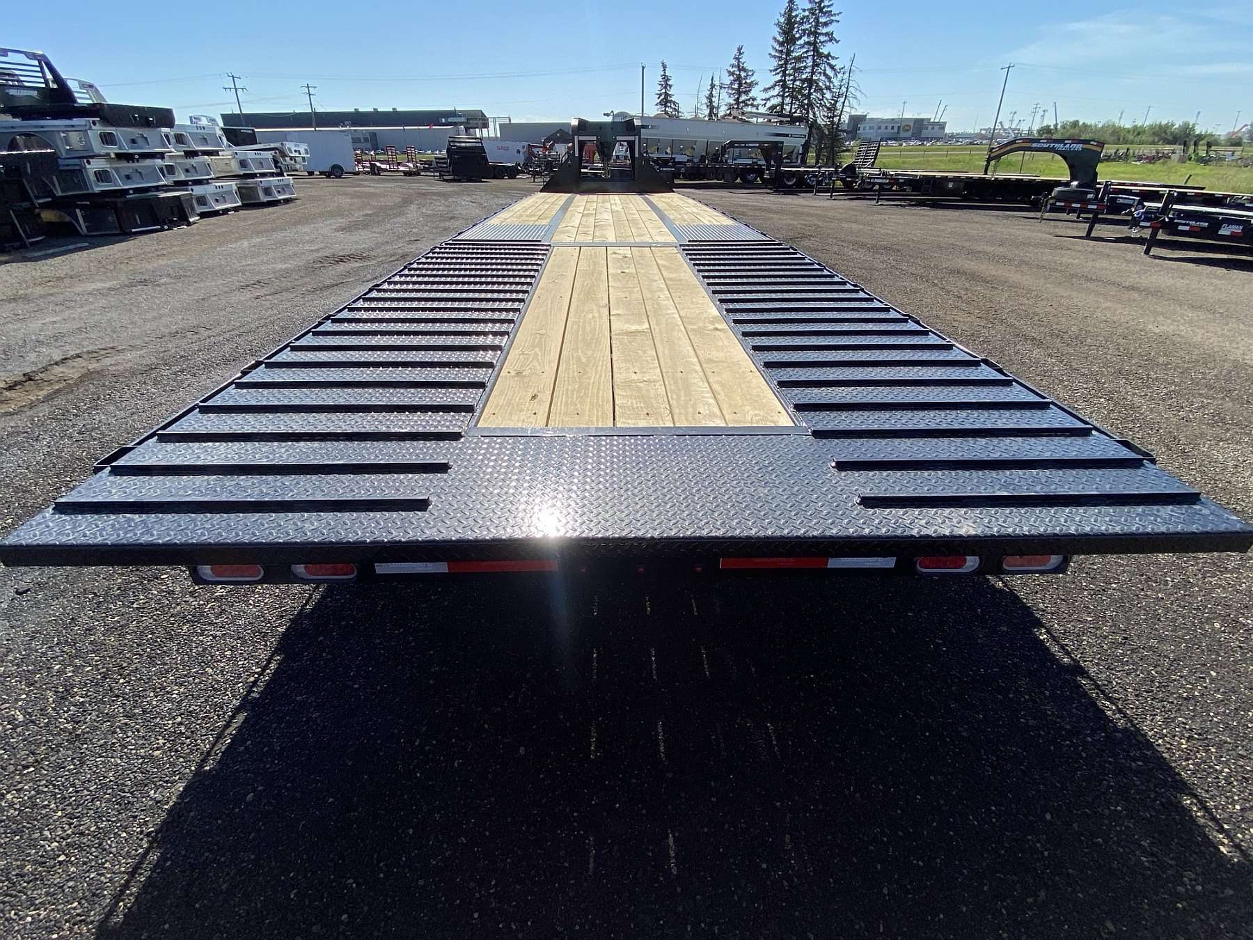 2025 Diamond C 35' Hydraulic Dovetail Gooseneck Trailer