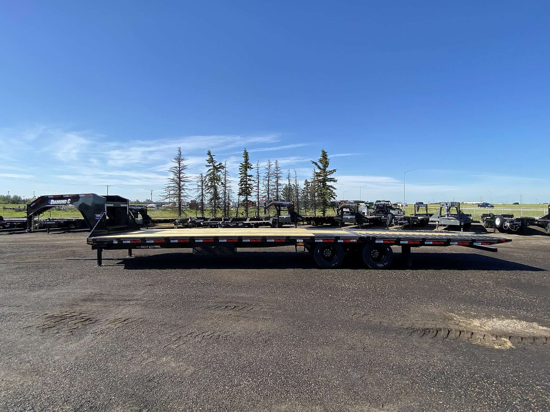2025 Diamond C 35' Hydraulic Dovetail Gooseneck Trailer