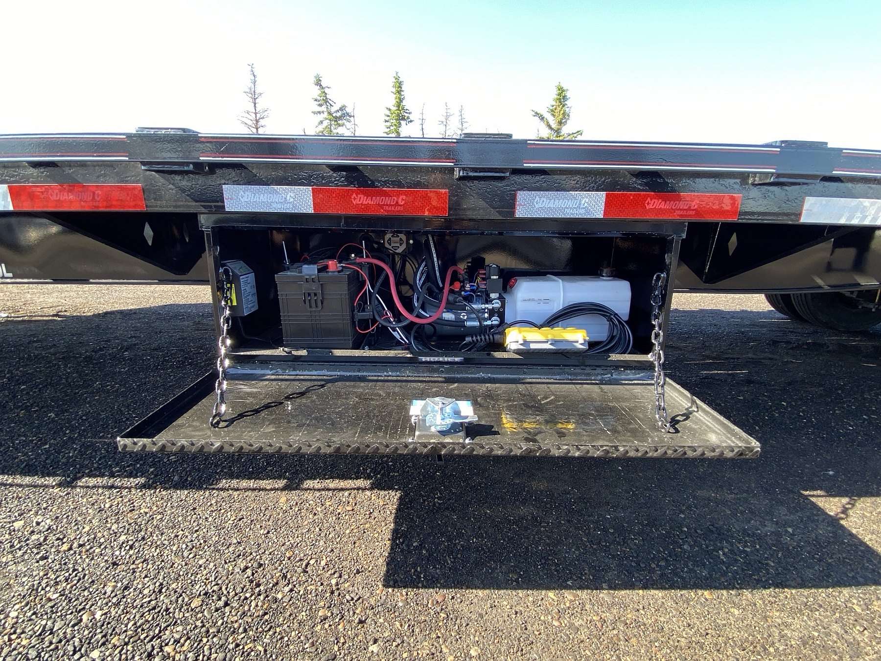 2025 Diamond C 35' Hydraulic Dovetail Gooseneck Trailer