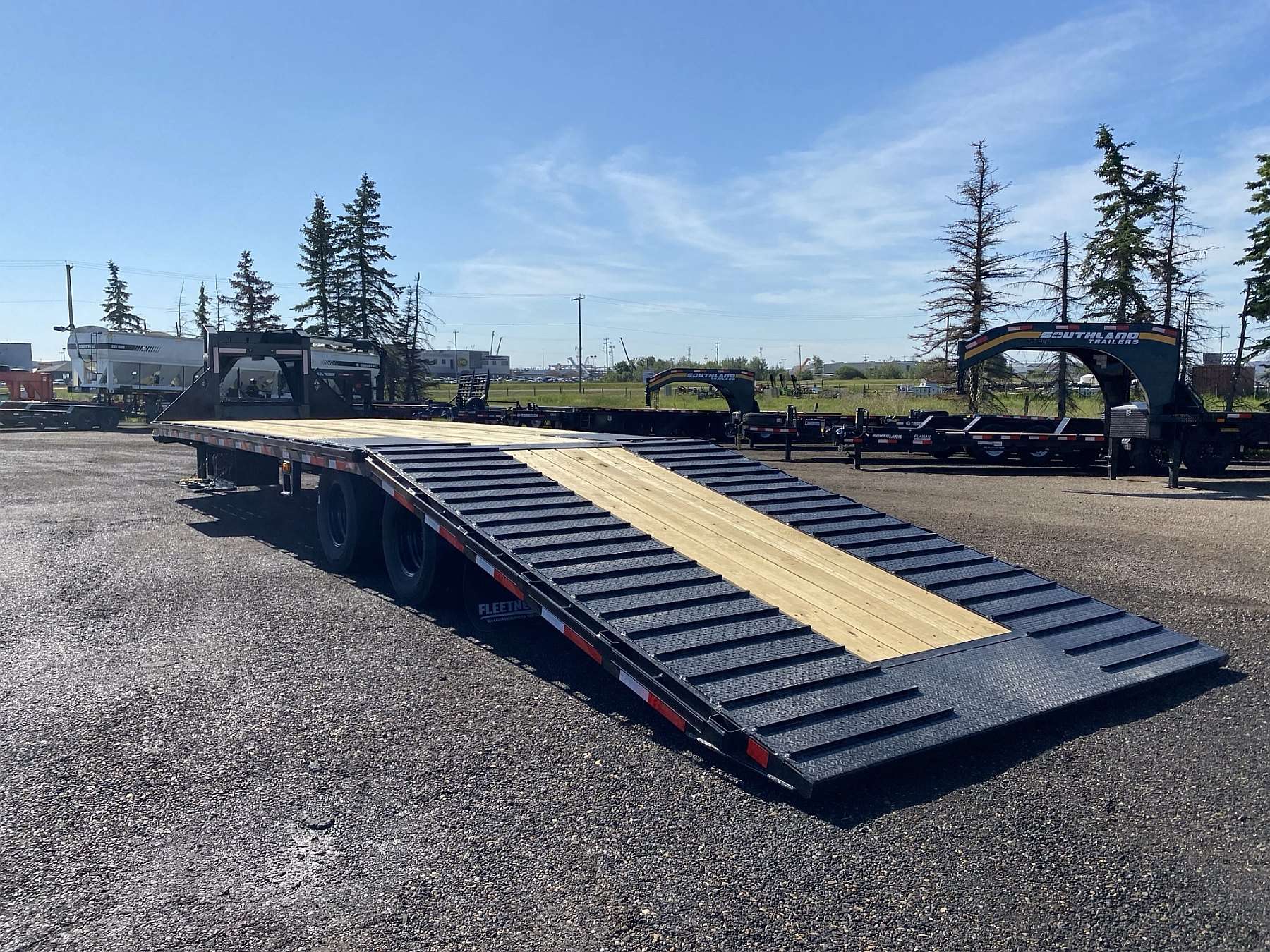 2025 Diamond C 35' Hydraulic Dovetail Gooseneck Trailer