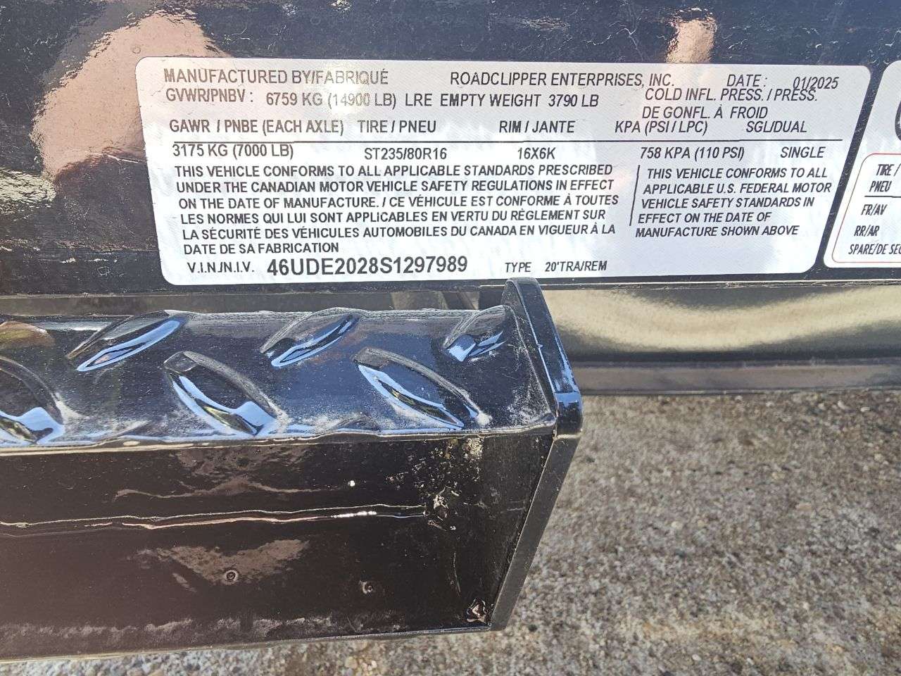 2025 Diamond C DEC 8'6" x 20' Flat Deck