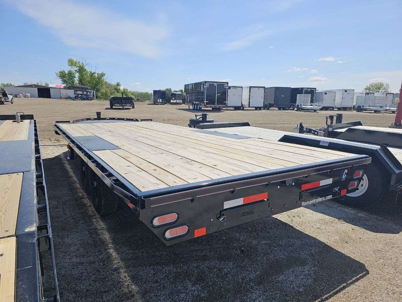 2025 Diamond C DEC 8'6" x 20' Flat Deck