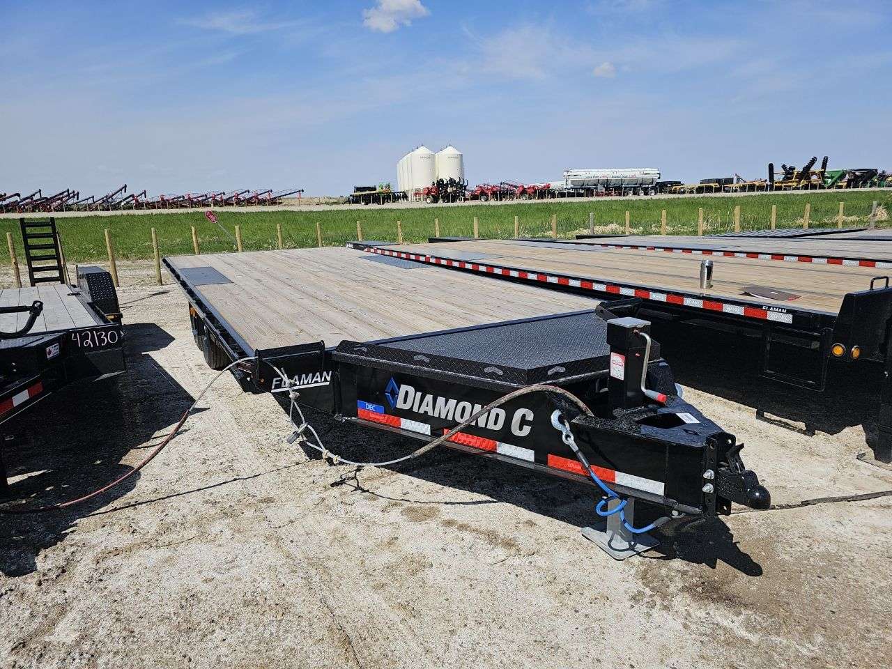 2025 Diamond C DEC 8'6" x 20' Flat Deck