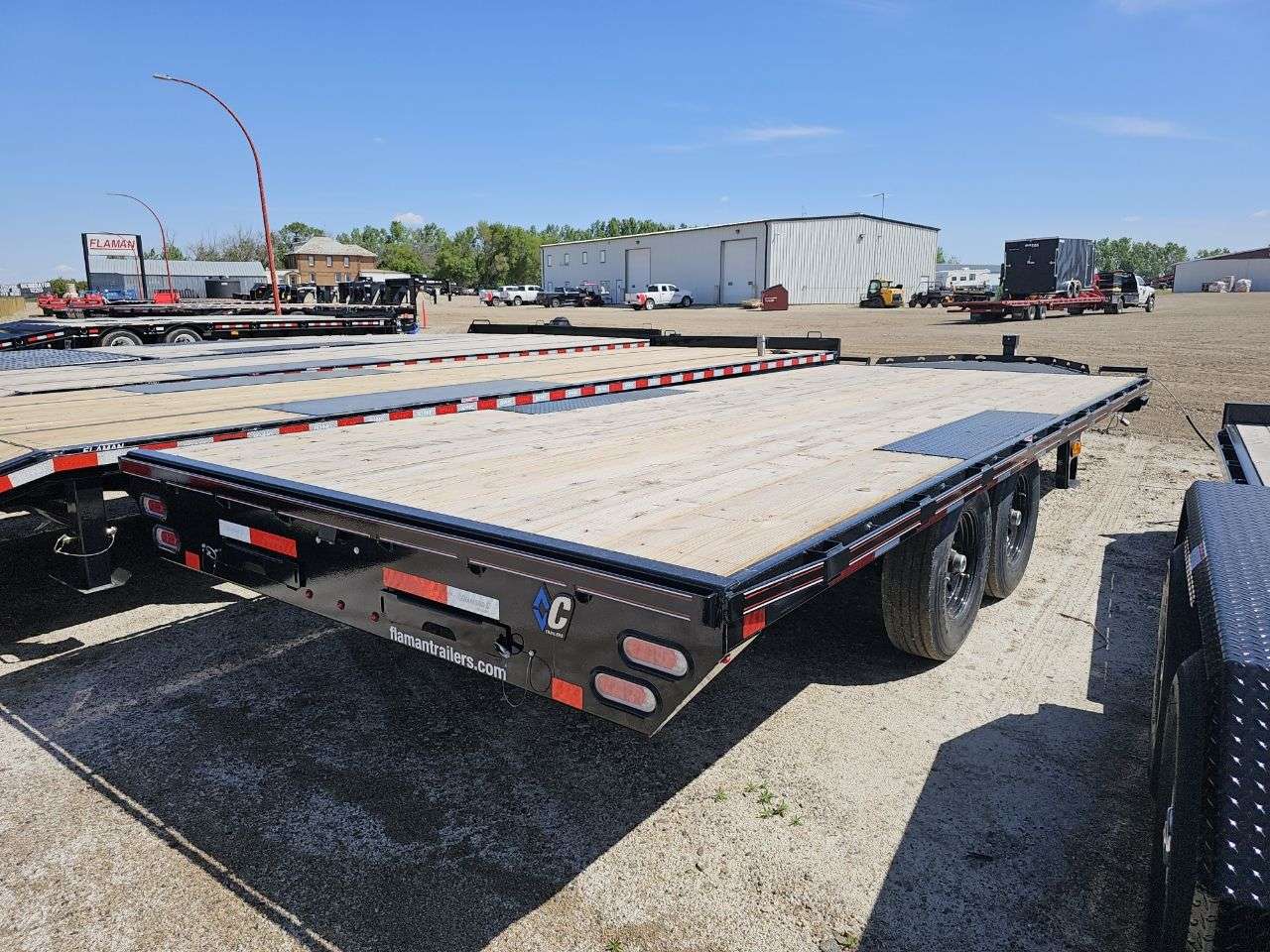 2025 Diamond C DEC 8'6" x 20' Flat Deck