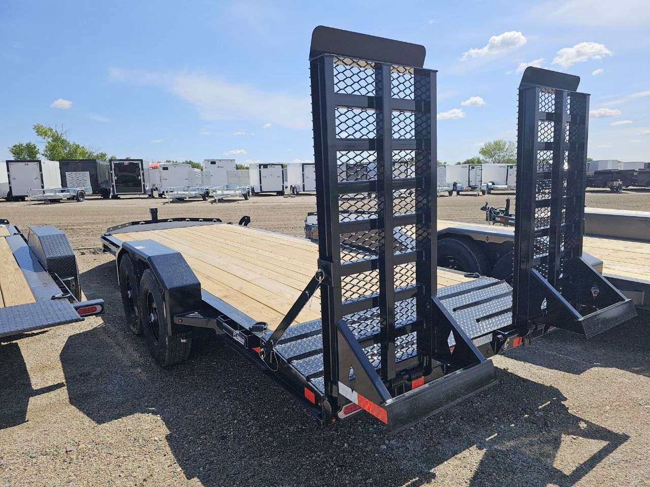 2025 Diamond C LPX 8'6" x 20' Beavertail Flat Deck