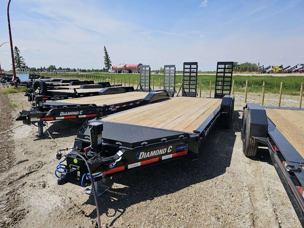 2025 Diamond C LPX 8'6" x 20' Beavertail Flat Deck