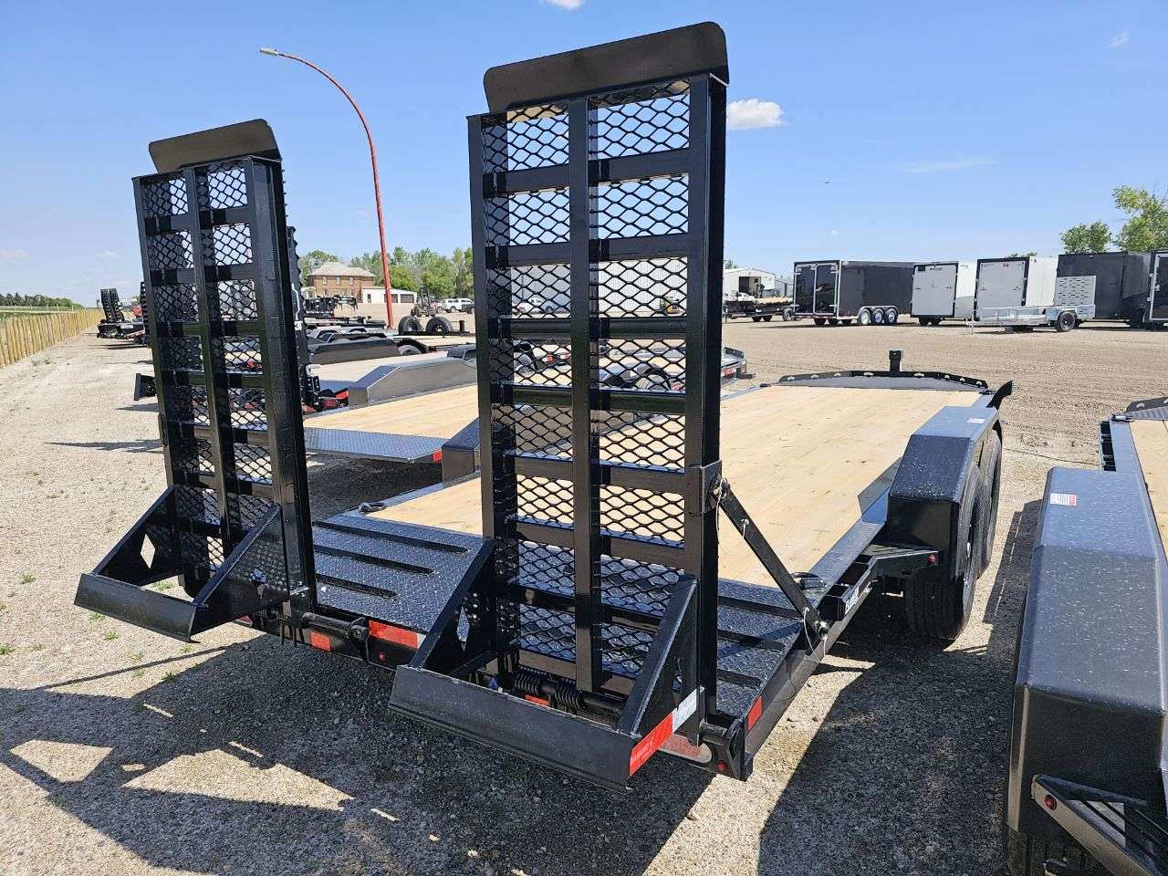 2025 Diamond C LPX 8'6" x 20' Beavertail Flat Deck