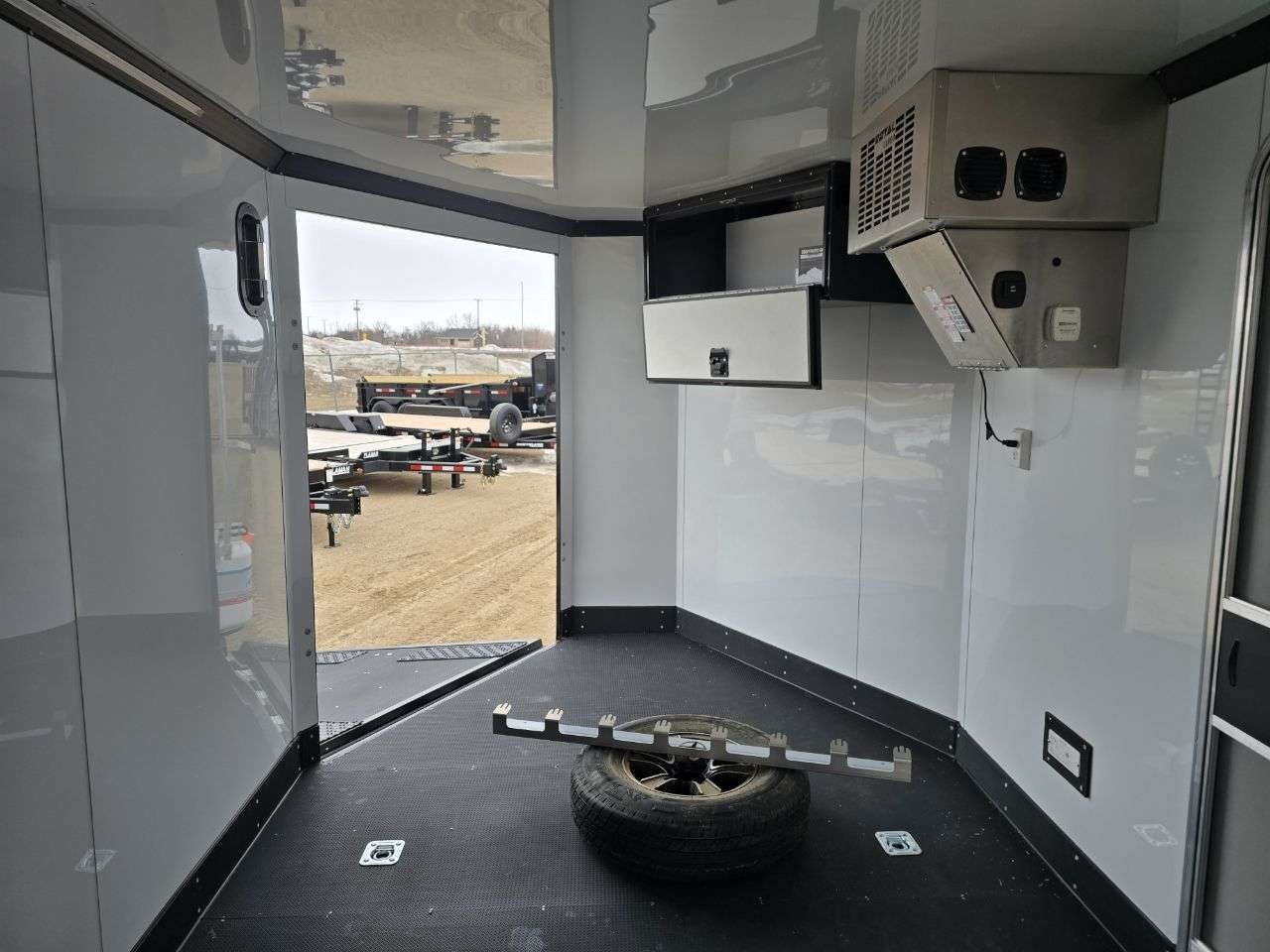 2025 Royal XR 8'6" x 22' + V-Nose Toy Hauler