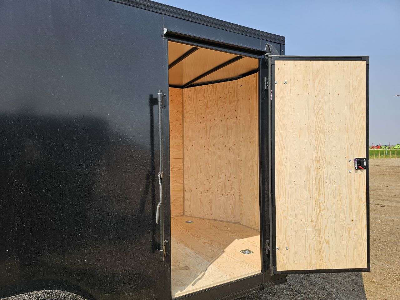 2026 Royal LCH 7'6" x 14' + V-Nose Cargo