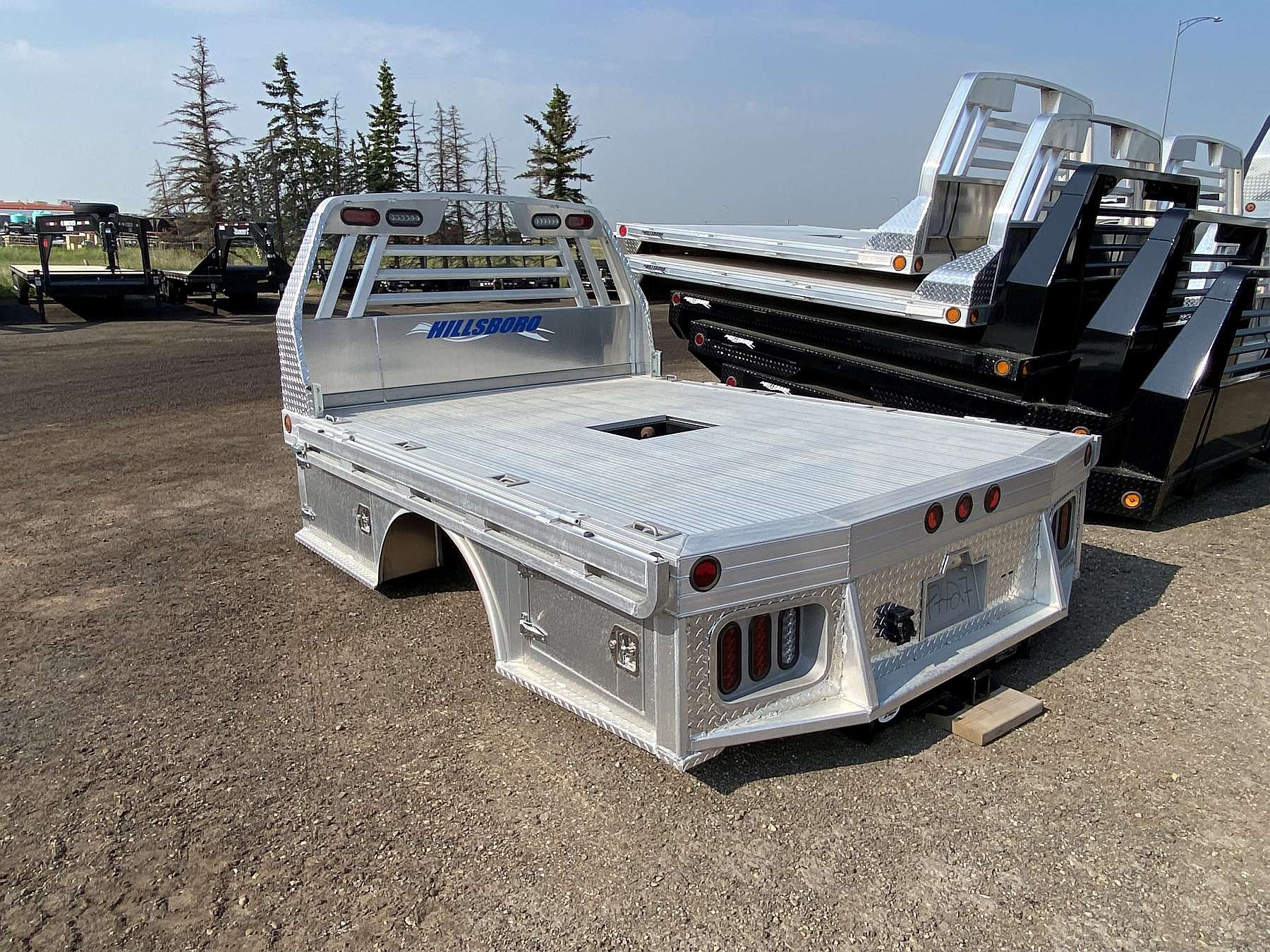 Hillsboro 4000 Series 6.75' x 9' Aluminum Truck Bed