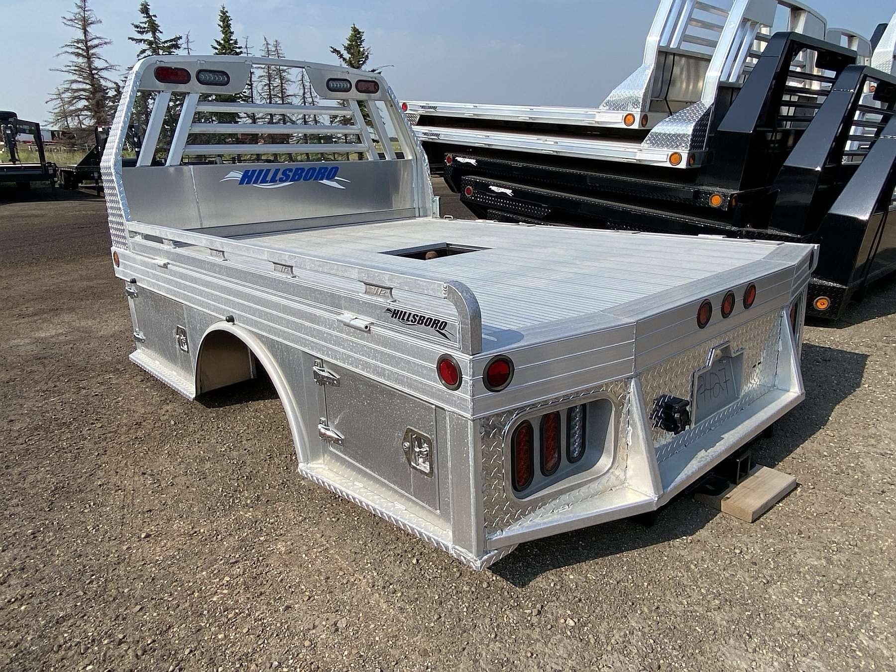 Hillsboro 4000 Series 6.75' x 9' Aluminum Truck Bed