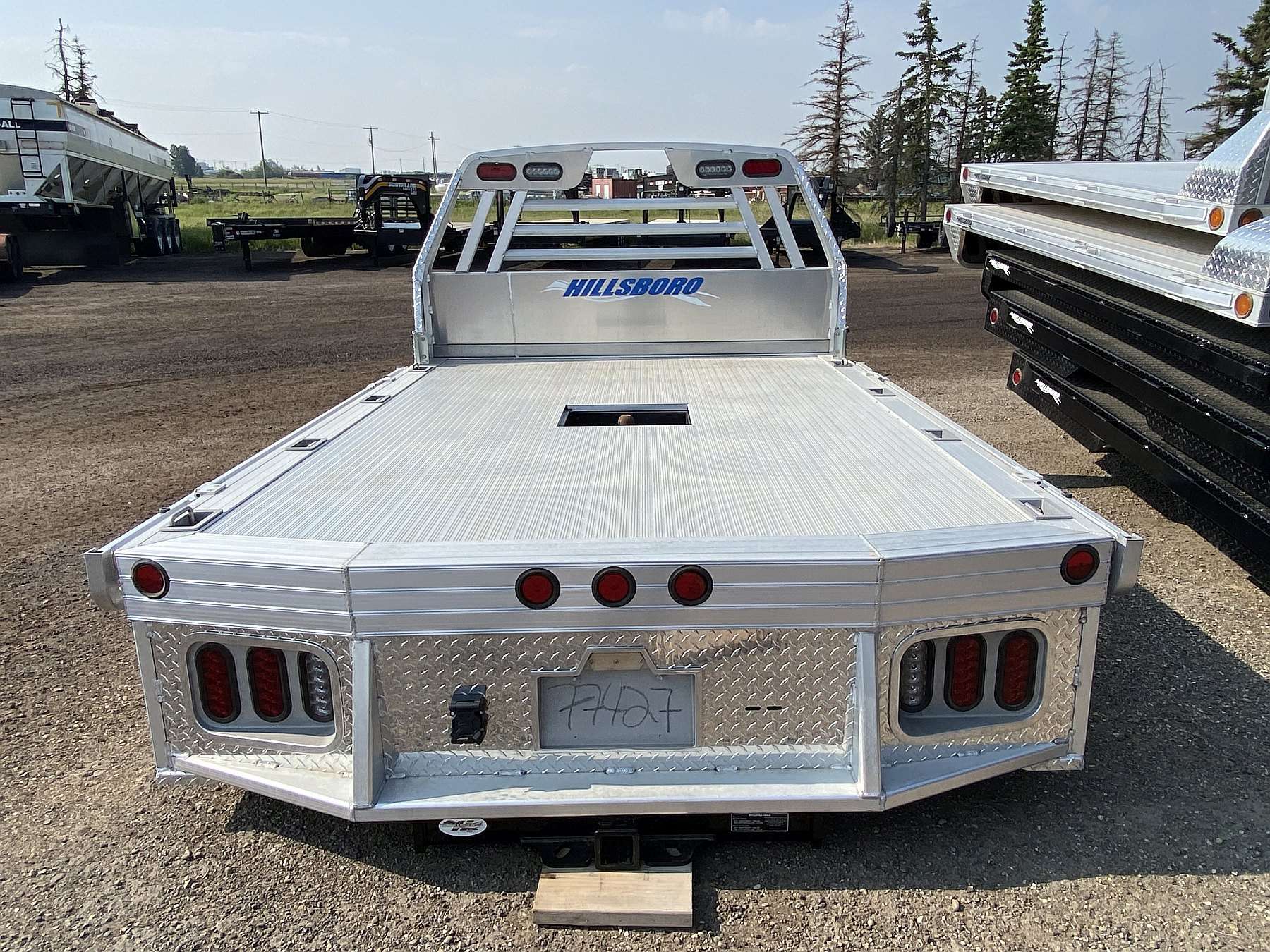 Hillsboro 4000 Series 6.75' x 9' Aluminum Truck Bed