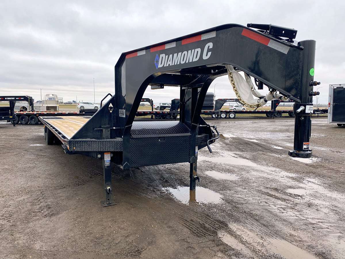 2024 Diamond C 38' Hydraulic Dovetail Gooseneck