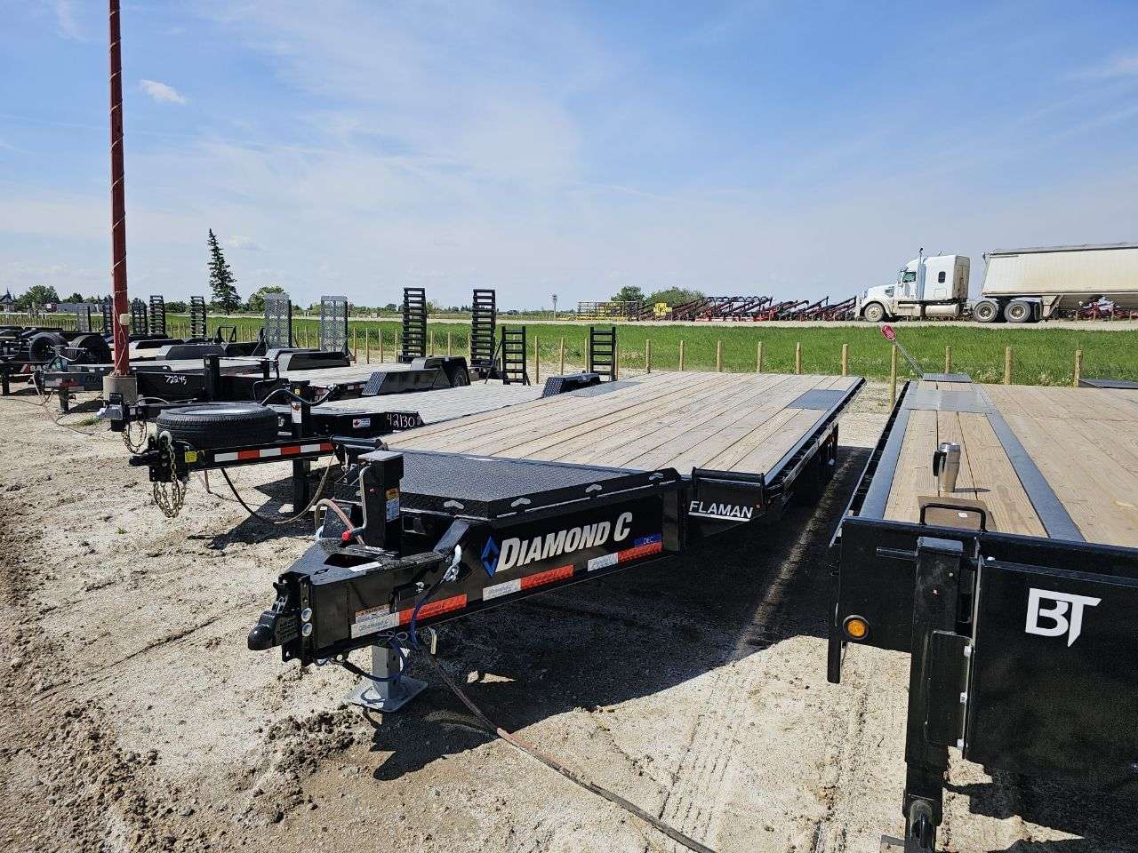 2025 Diamond C DEC 8'6" x 20' Flat Deck